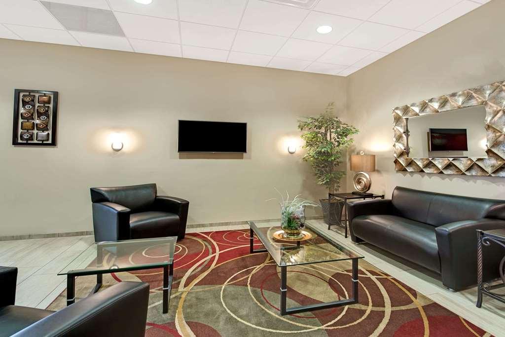 Quality Inn & Suites Columbus Exterior photo