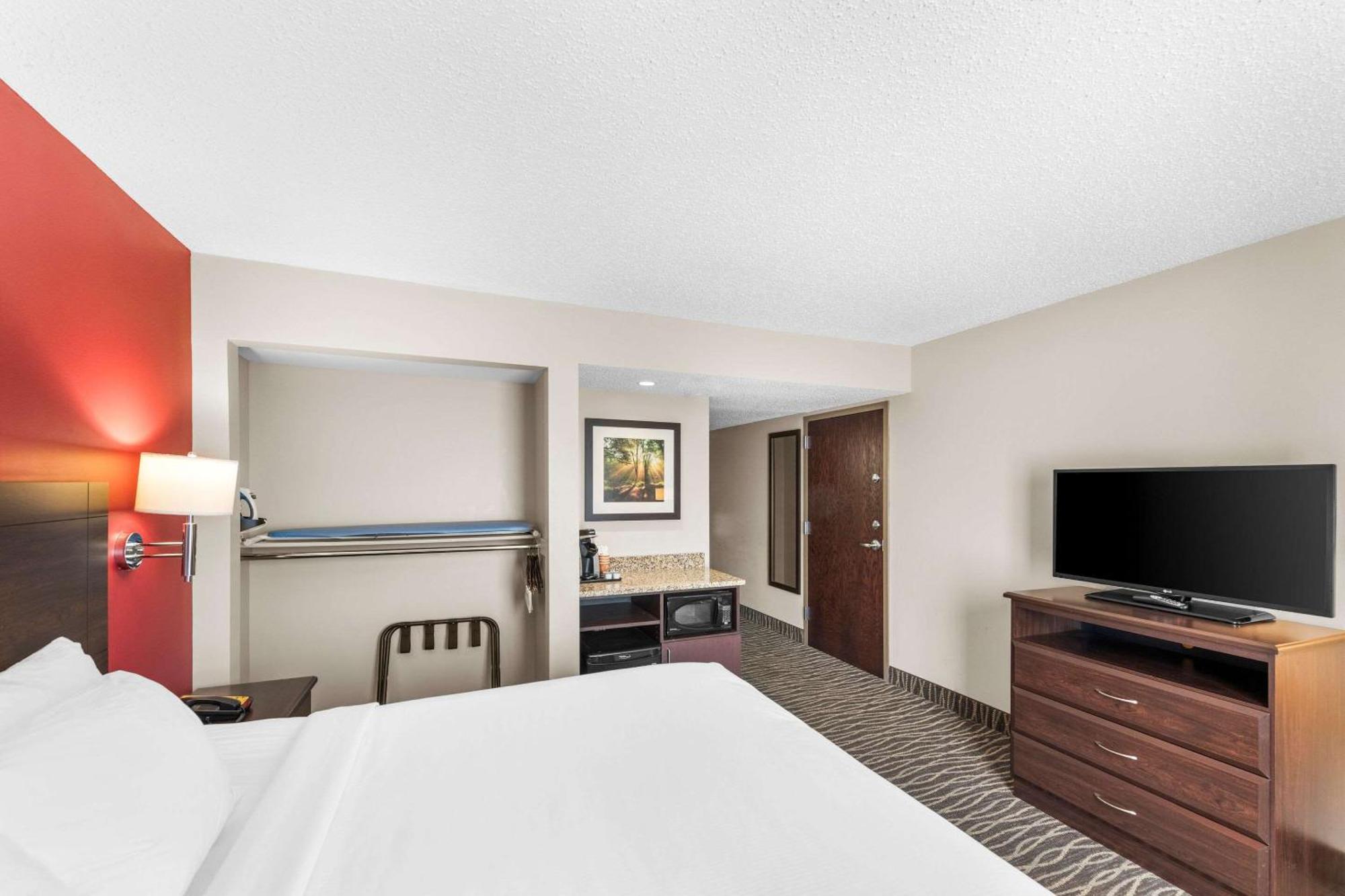 Quality Inn & Suites Columbus Exterior photo