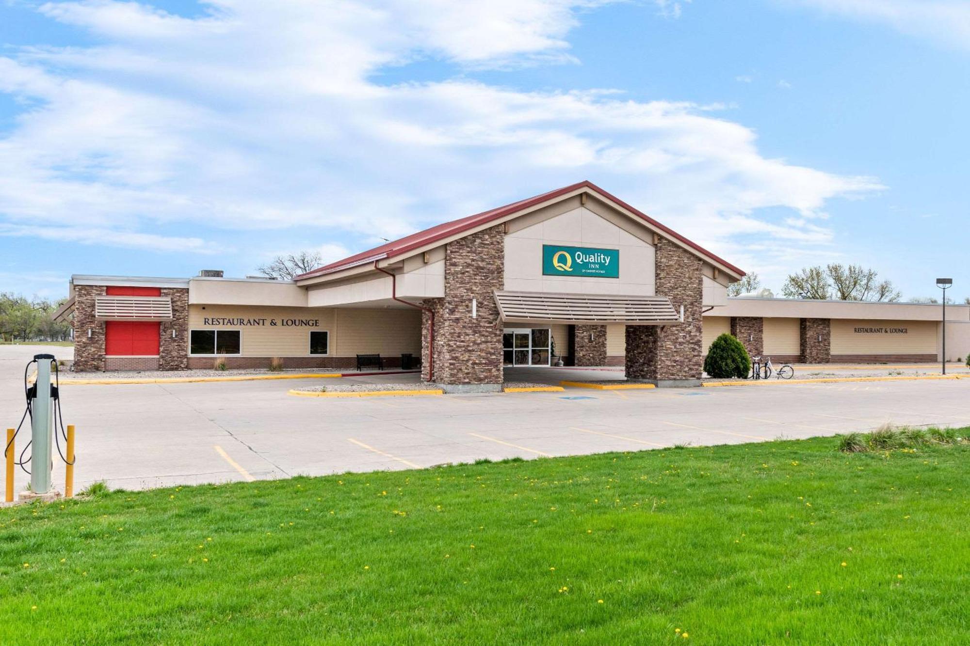 Quality Inn & Suites Columbus Exterior photo