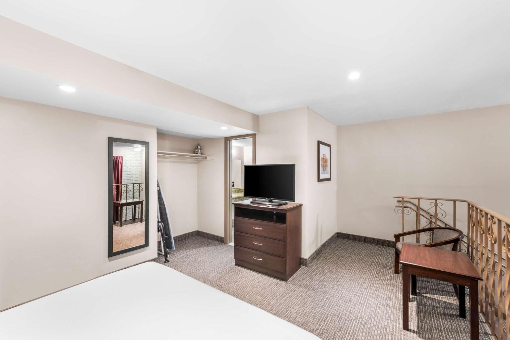 Quality Inn & Suites Columbus Exterior photo